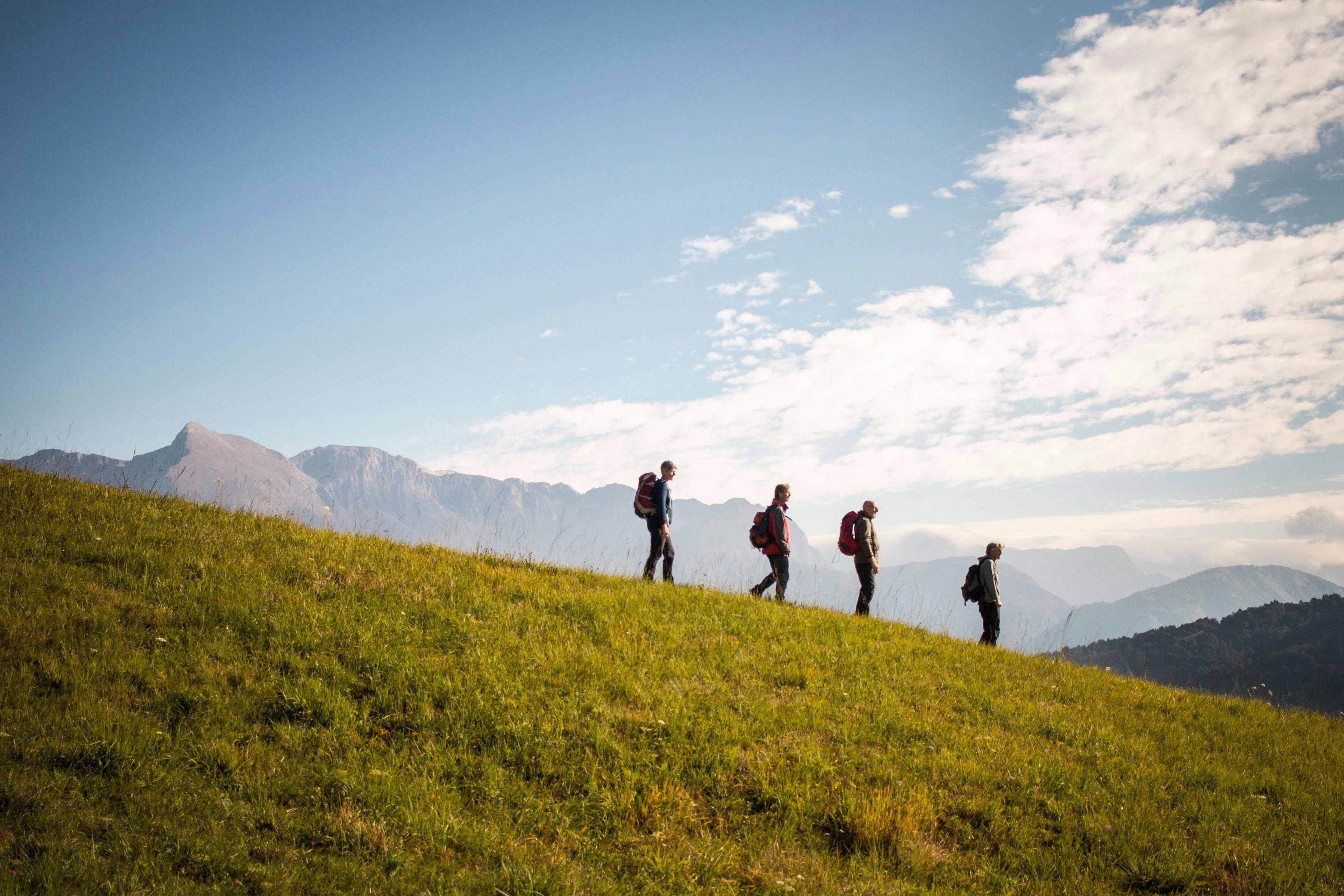 Marche nordique dans un groupe de seniors