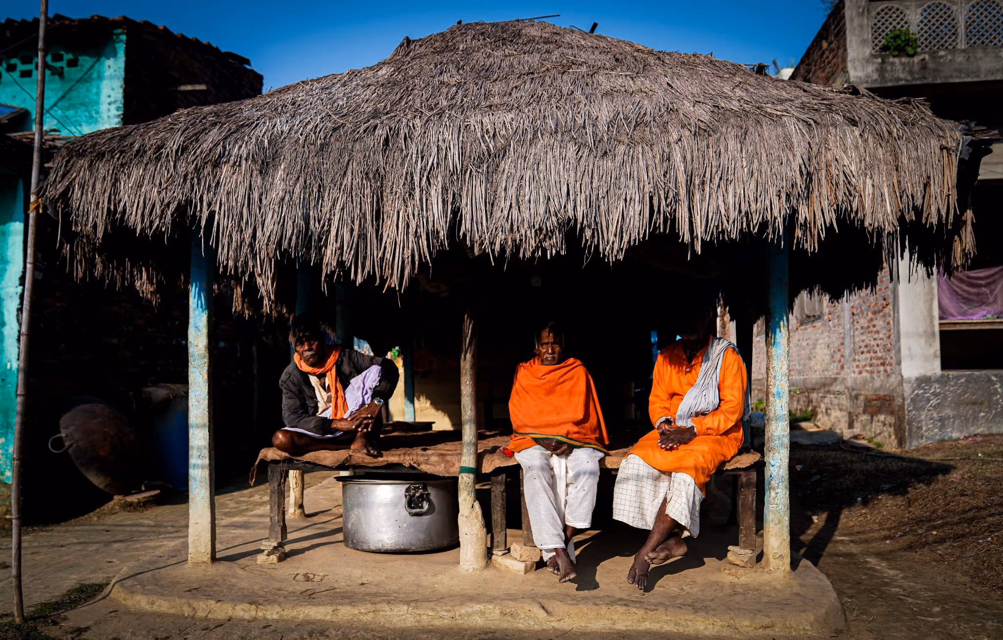 Scène de vie dans une maison traditionnelle, Népal rural Teraï