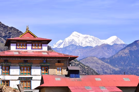 Vue sur un village de montagne au Népal, région du Solukhumbu