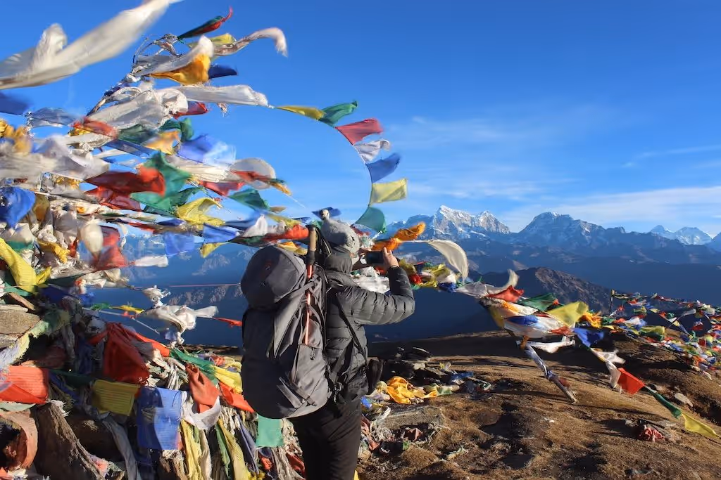 Homme en train de regarder les montagnes lors du trek de Pikey Peak.
