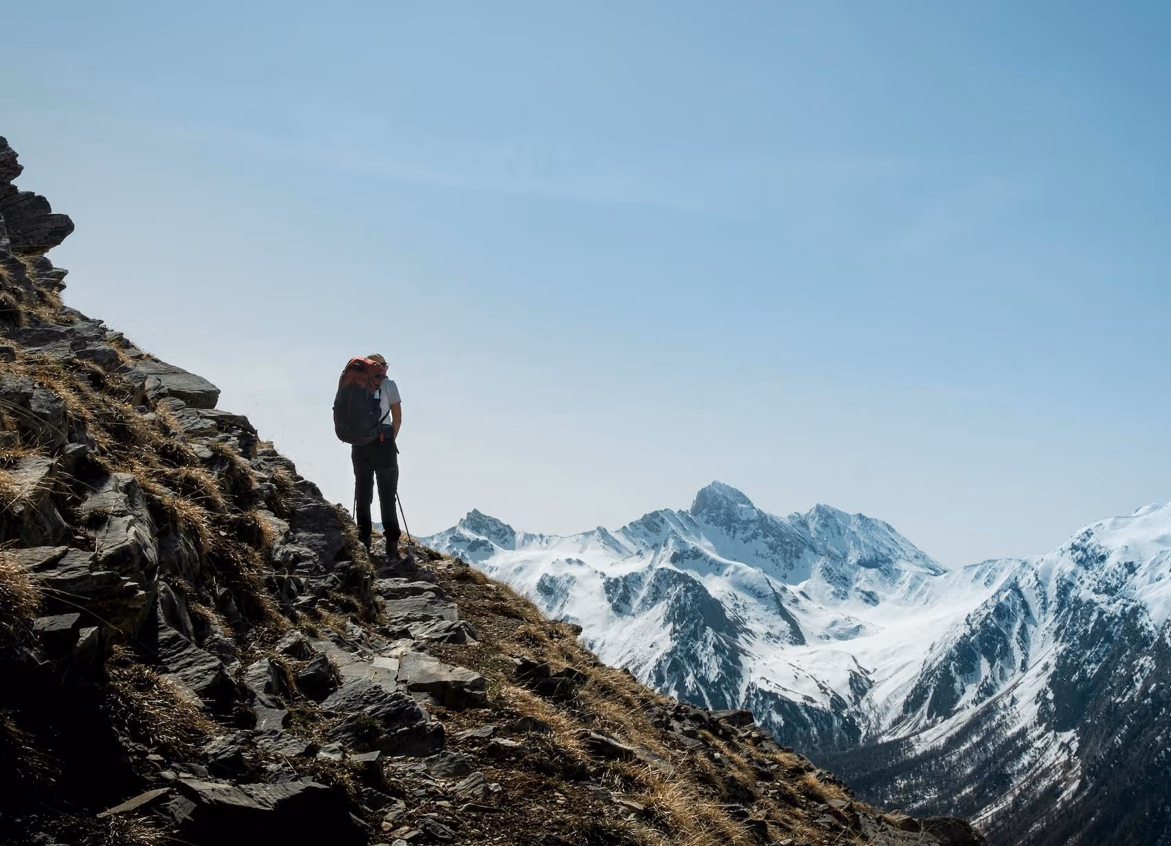 Randonneur sur les crêtes vers le Pikey Peak — préparation du Karma Trek.