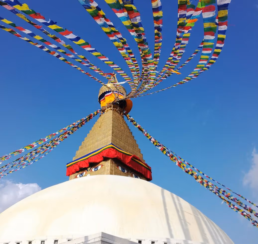 Stupa bouddhiste avec drapeaux de prière au Népal, Katmandou.