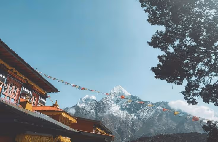 Vue sur les montagnes himalayennes depuis un village népalais