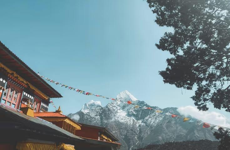 Vue sur les montagnes himalayennes depuis un village népalais