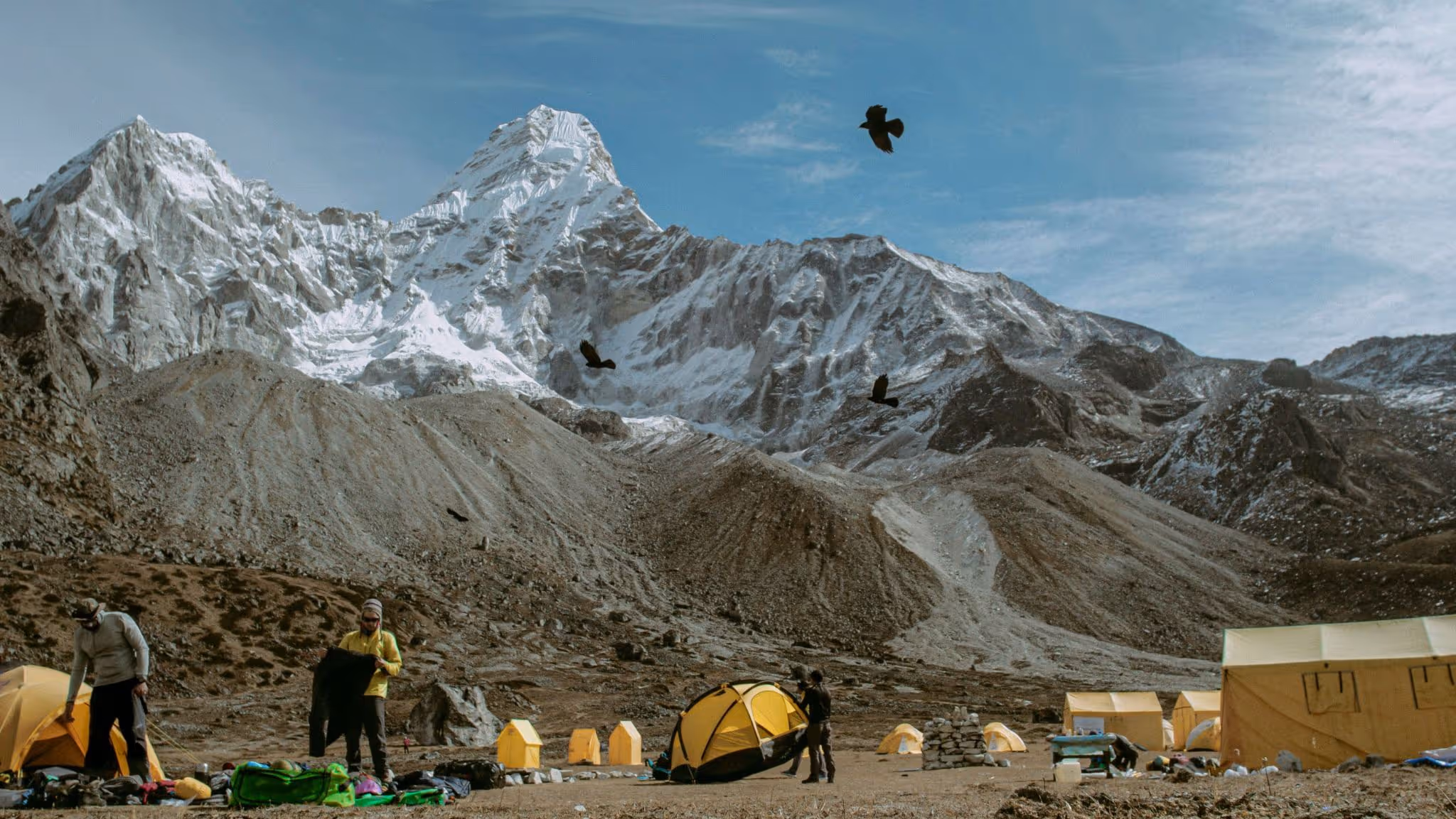 Camp de trek au pied des sommets enneigés de l'Himalaya, ABC