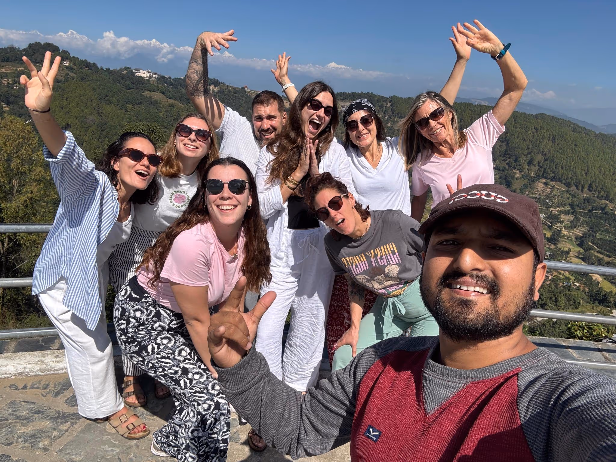 Groupe de voyageurs Basalte souriant lors d'un trek en montagne au Népal