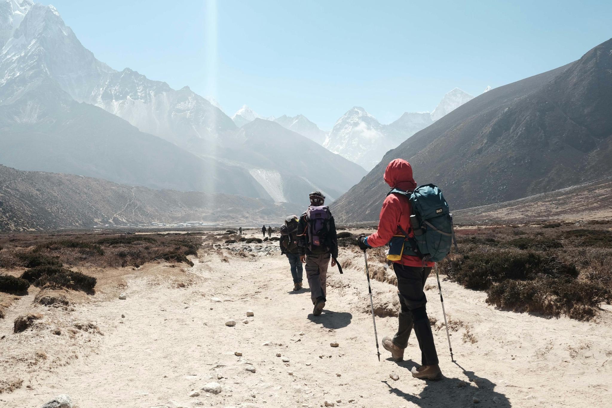 Route en jeep vers les vallées du Manaslu, traverse népalaise lors du trek Sororando.