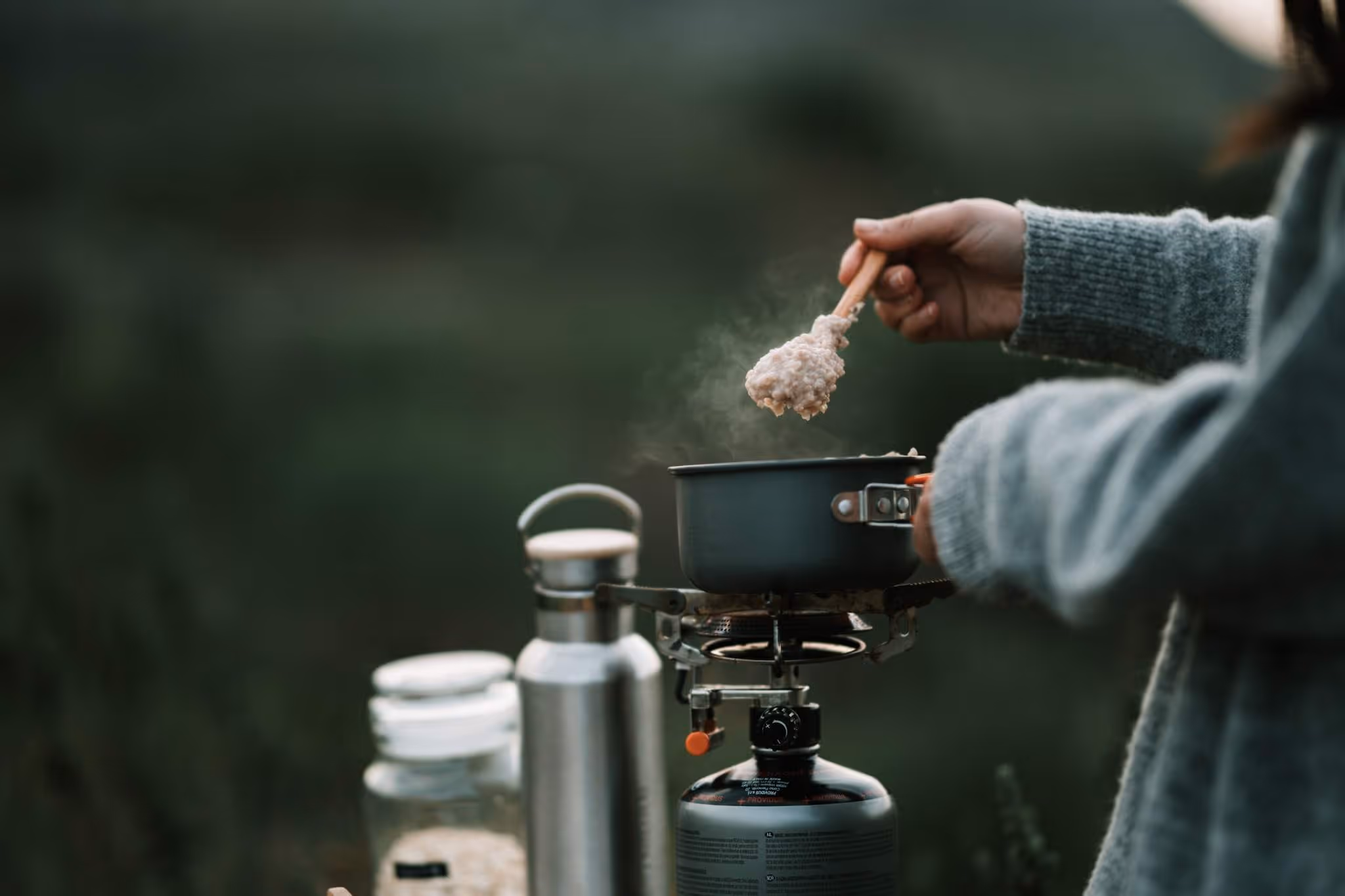 Repas chaud préparé au campement — ascension Kili One en Tanzanie.