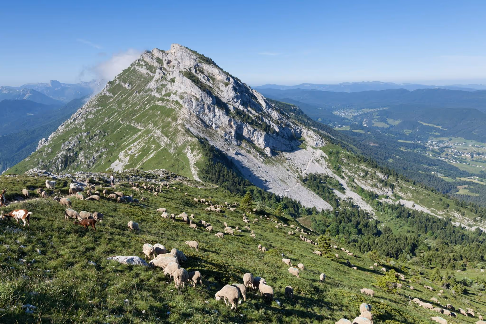 MONT DU NIVOLET, 1 547 m — jour 2 du trek Outdoor 60+, massif des Bauges en France.