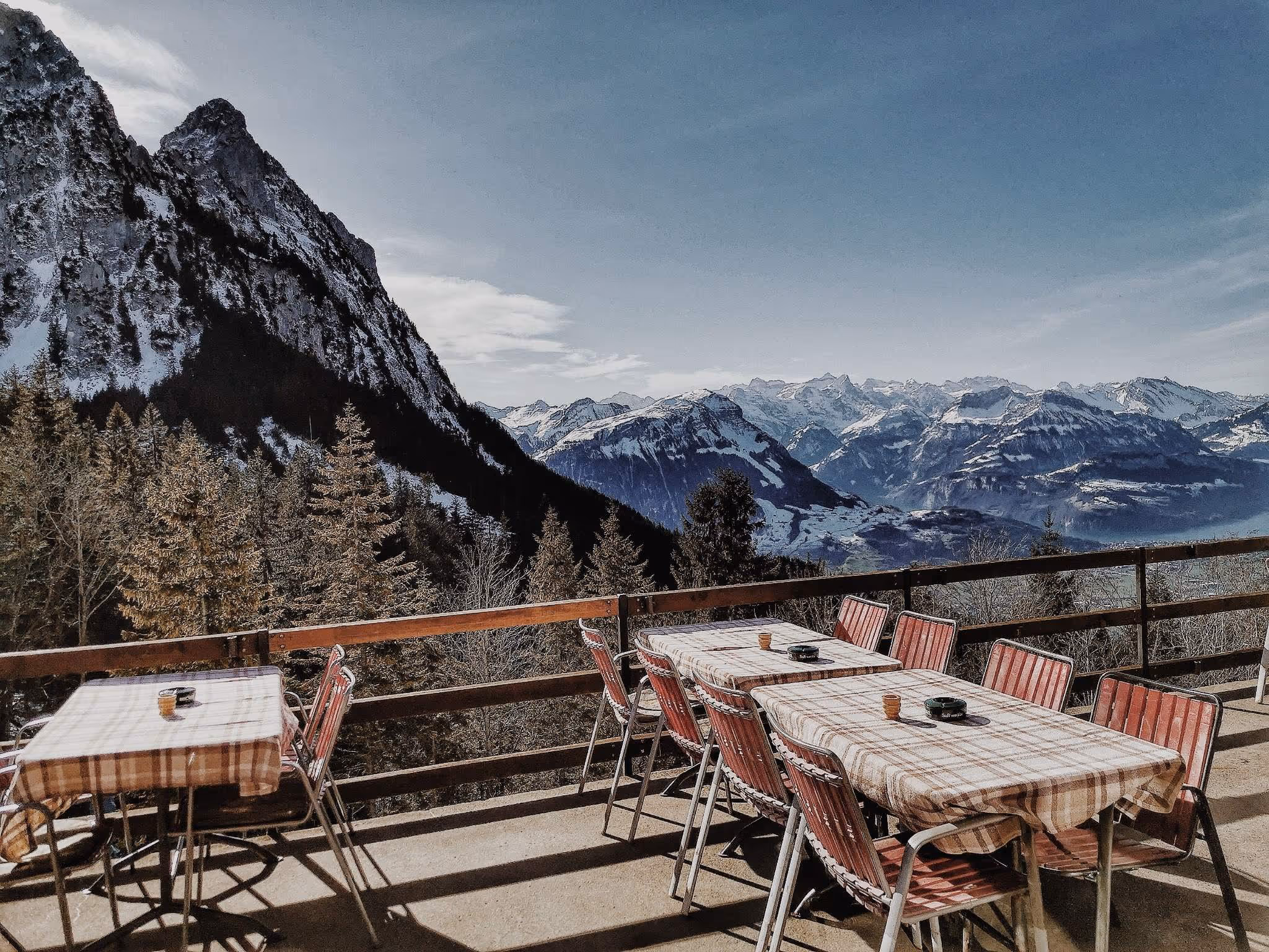 Terrasse d'un refuge de montagne — week-end pour s'émerveiller.
