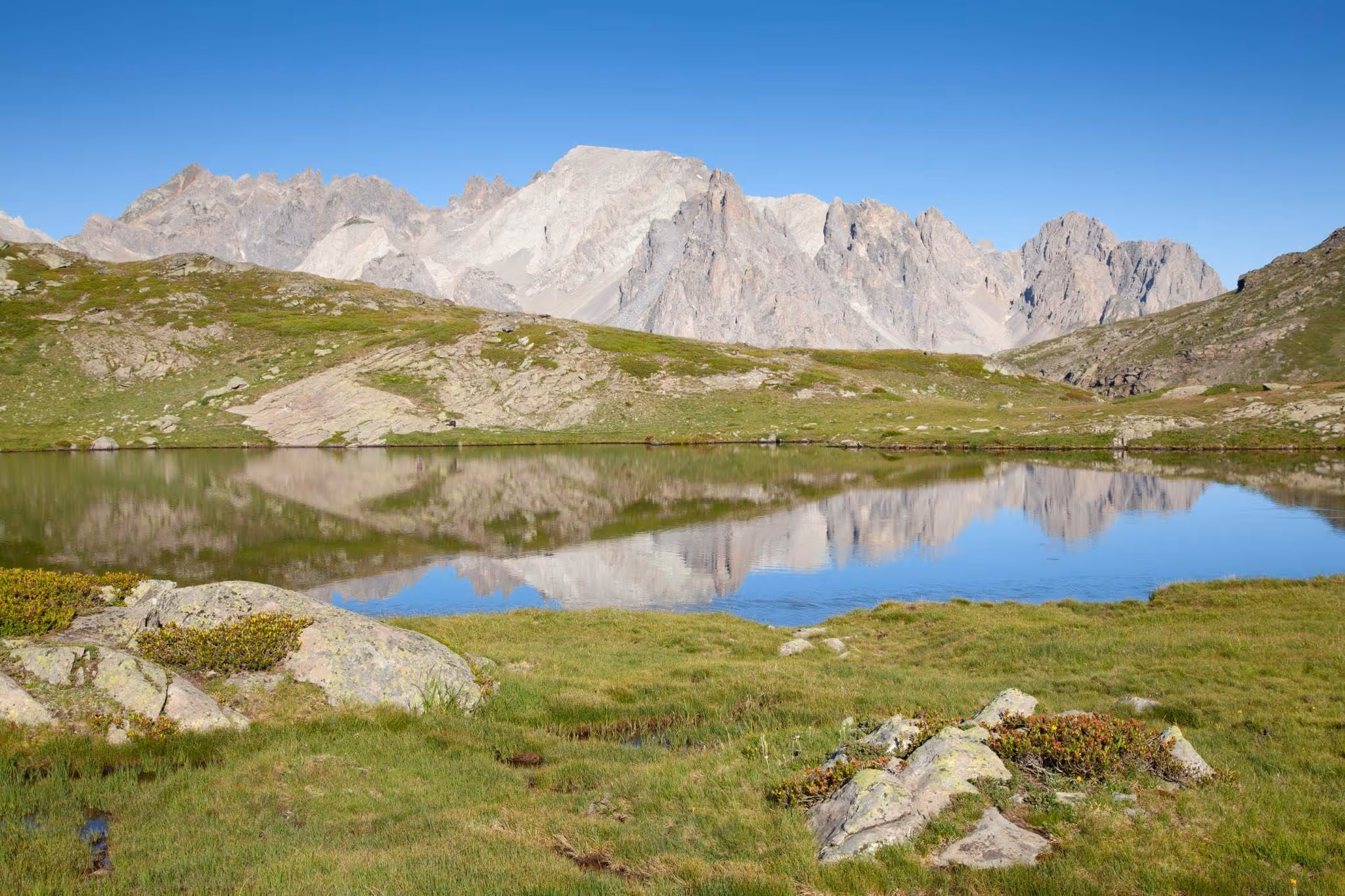 Lac alpin dans les Écrins — week-end pour s'émerveiller.