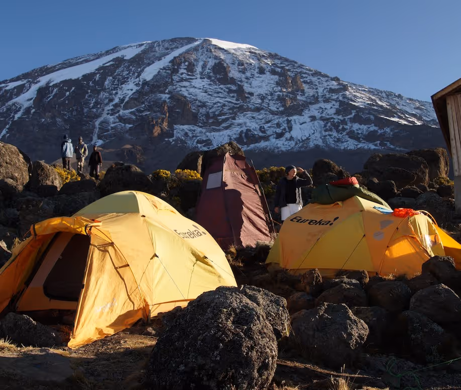 Campement de tentes en altitude sur le Kilimandjaro — hébergement de Kili One.