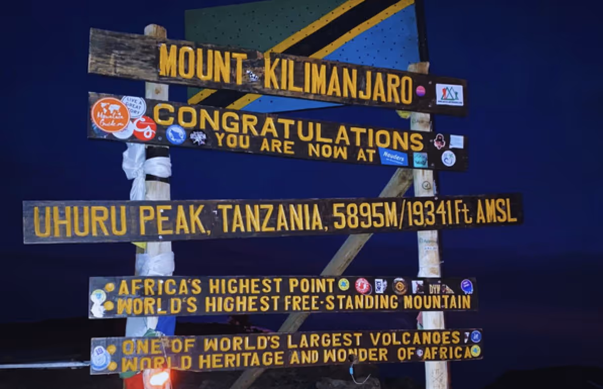Sommet, 5 895 m — jour 6 du trek Kili One, Tanzanie, ascension du Kilimandjaro.