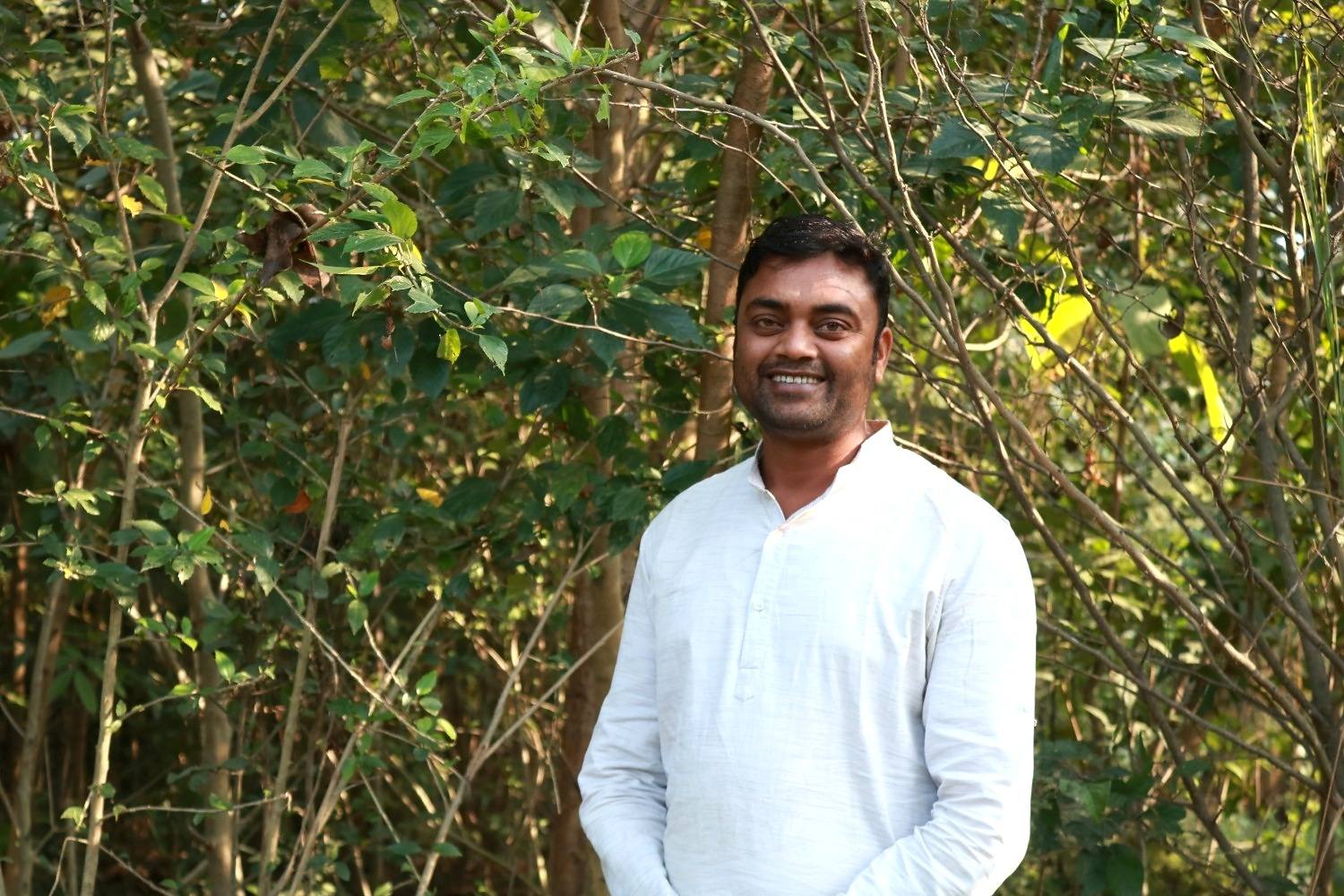 Portrait de Dev Narayan Mandal, président de l'association locale, co-créateur du trek solidaire Rebuild au Népal.