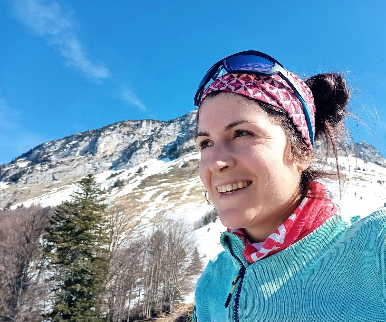Portrait de Johanna, accompagnatrice en moyenne montagne, co-créatrice du séjour marche nordique dans les Bauges.