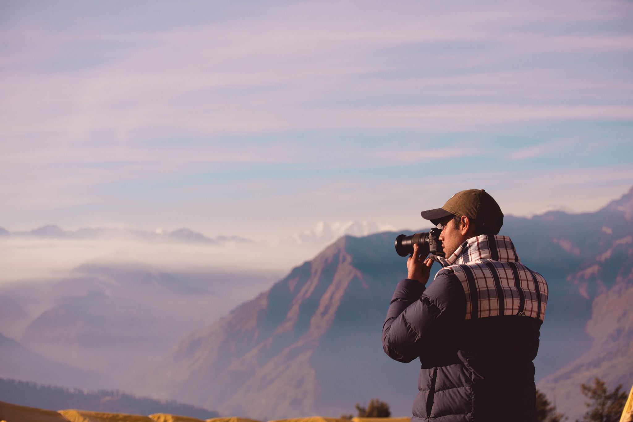 Photographe composant une image dans l'Himalaya — trek PhotoTrek au Népal.