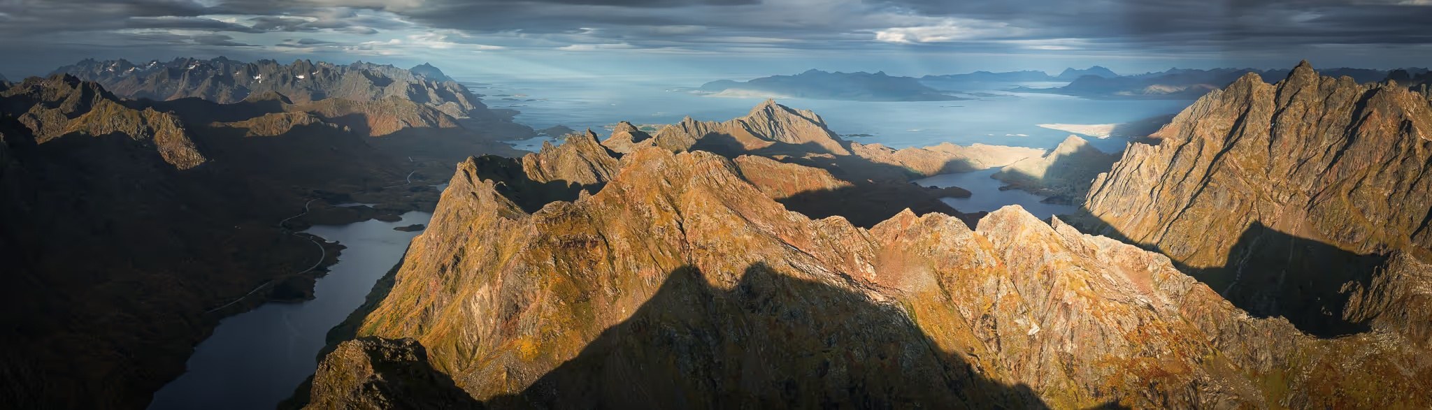 Sommets acérés et côtes sauvages des îles Senja et Vesterålen en Norvège — Stage Photo en Conscience.