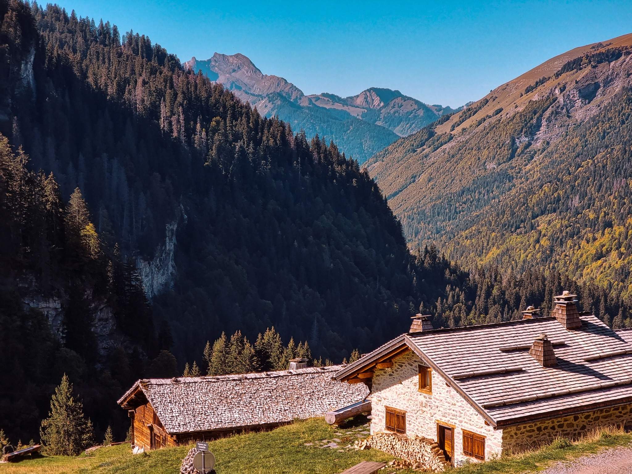 Refuge au pied des sommets de la Cordillère Blanche — Expédition 6000 au Pérou.