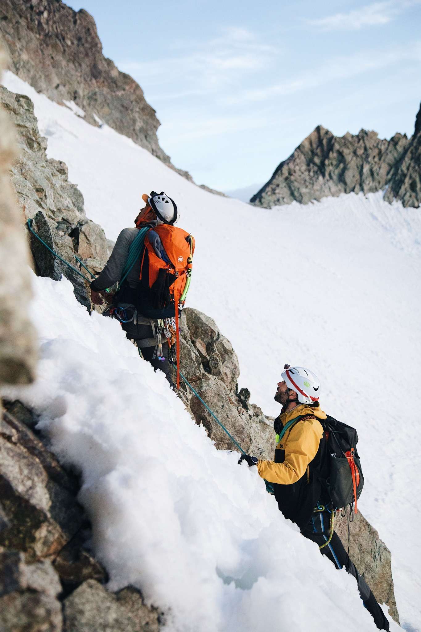 Cordée en progression sur glacier vers un sommet de 6 000 m — Expédition 6000 au Pérou.