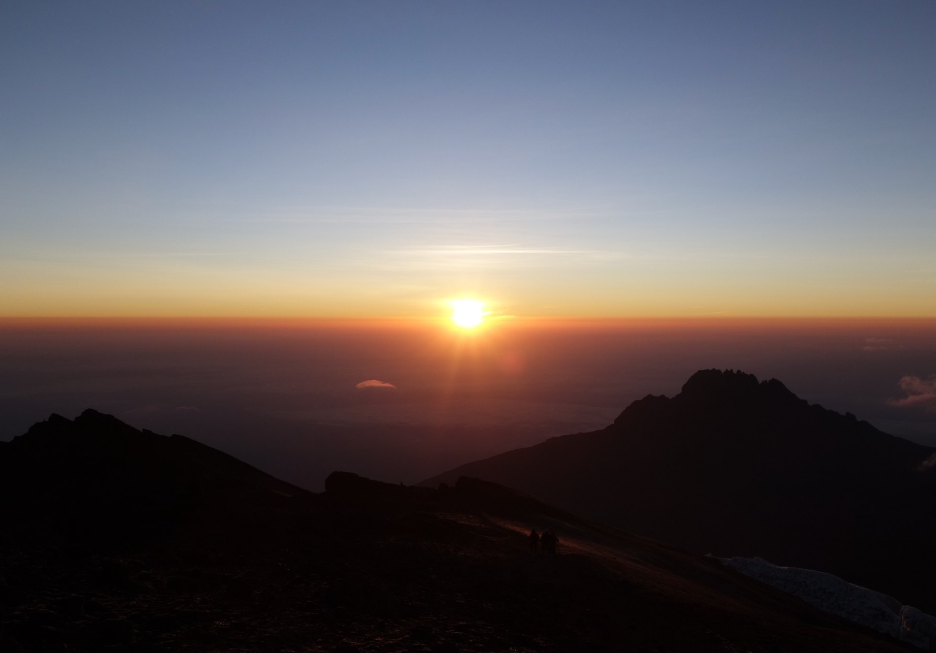 Ascension nocturne vers le sommet du Kilimandjaro — trek Kili One en Tanzanie.