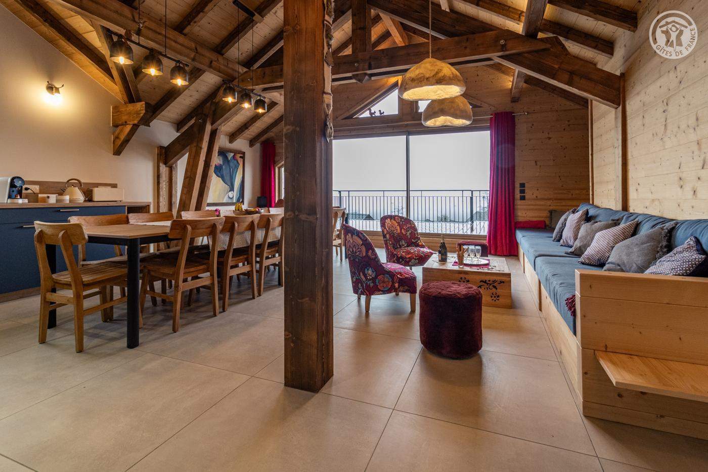 Intérieur d'une grange rénovée à La Féclaz — séjour Outdoor 60+ dans les Bauges.