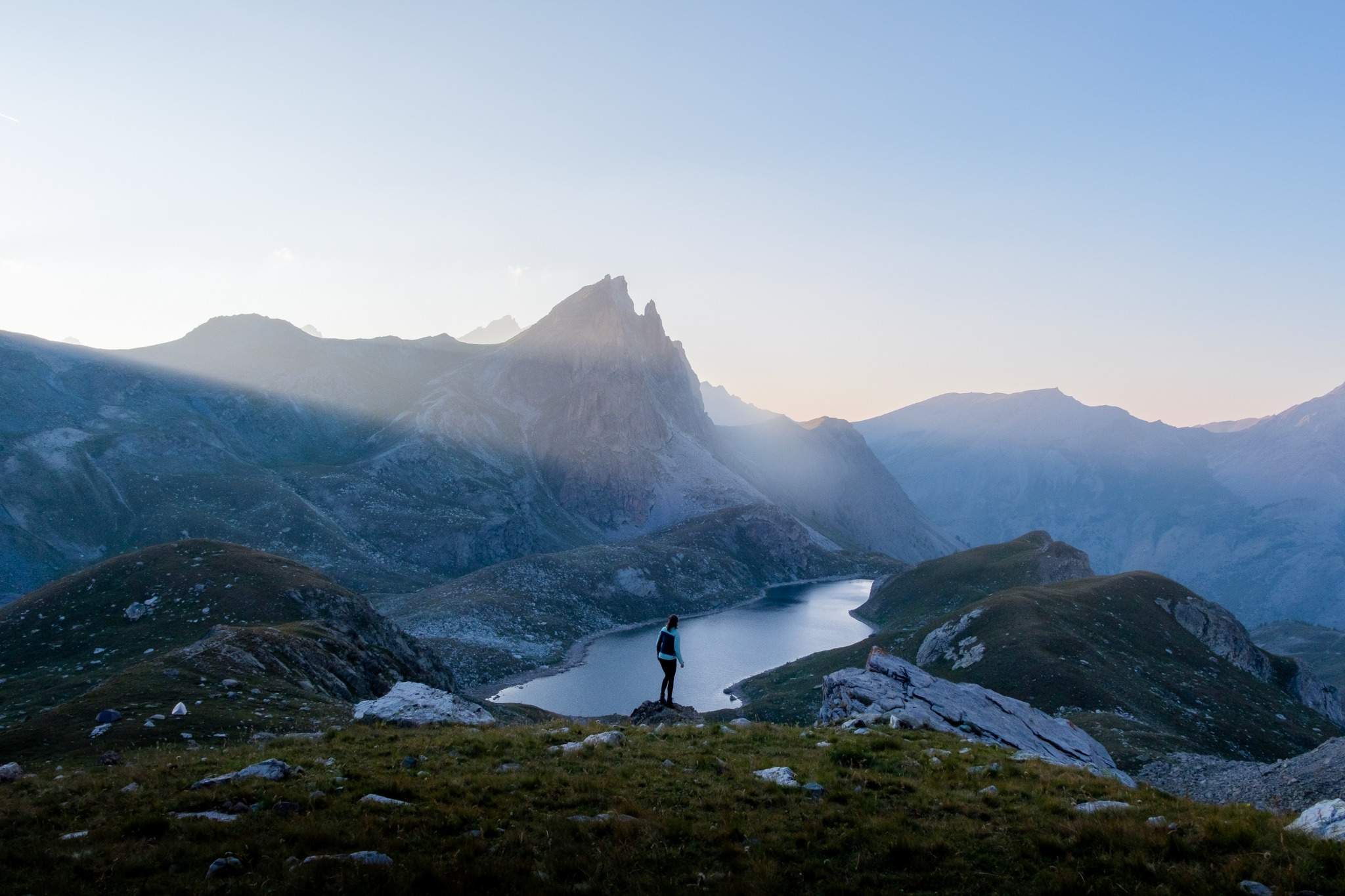 Lac de montagne au crépuscule dans le massif des Écrins — week-end pour s'émerveiller.