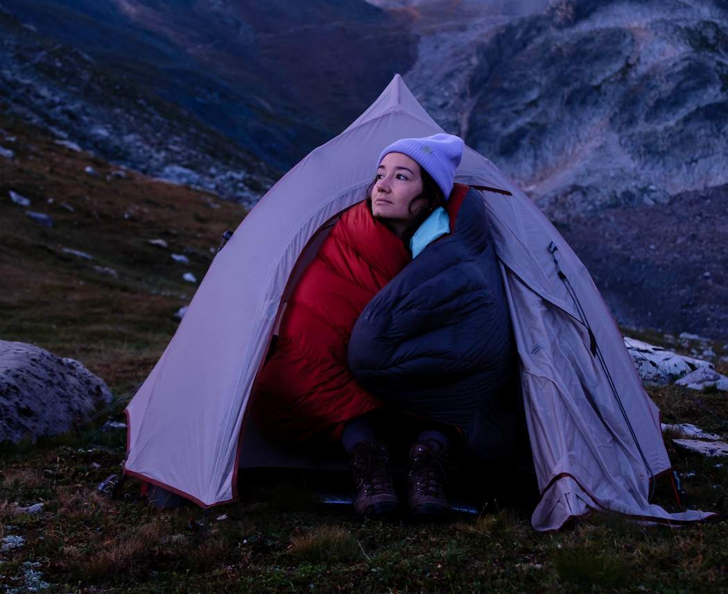 Tente de bivouac face aux sommets des Écrins — week-end pour s'émerveiller.