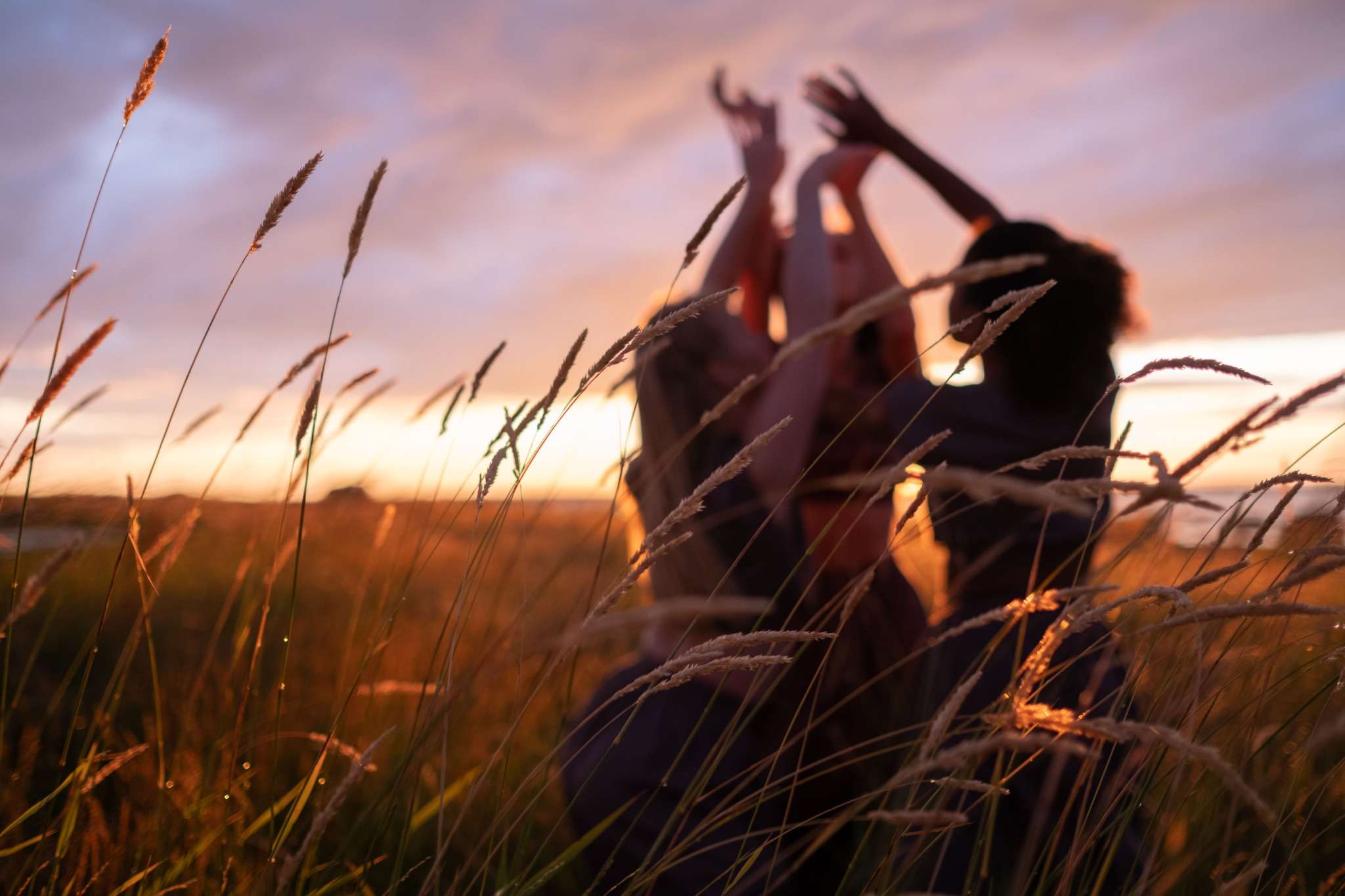Groupe de femmes réuni en pleine nature au Népal — retraite Horizon Atypique.