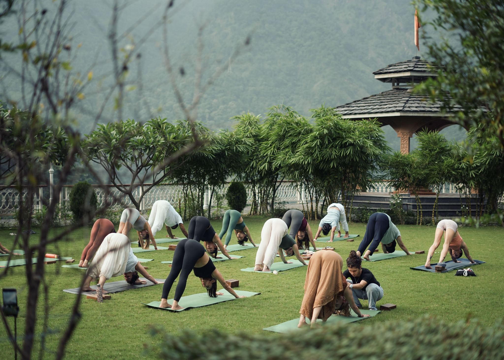 Séance de yoga face aux montagnes à Pokhara — Yoga Trek au Népal.