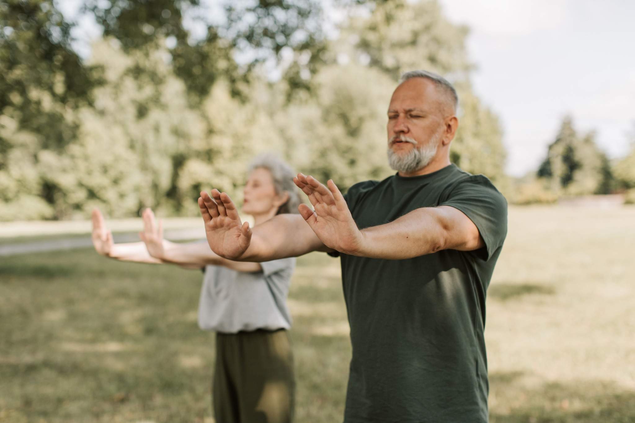 Séance de Qi Gong en extérieur — séjour Outdoor 60+ dans les Bauges.