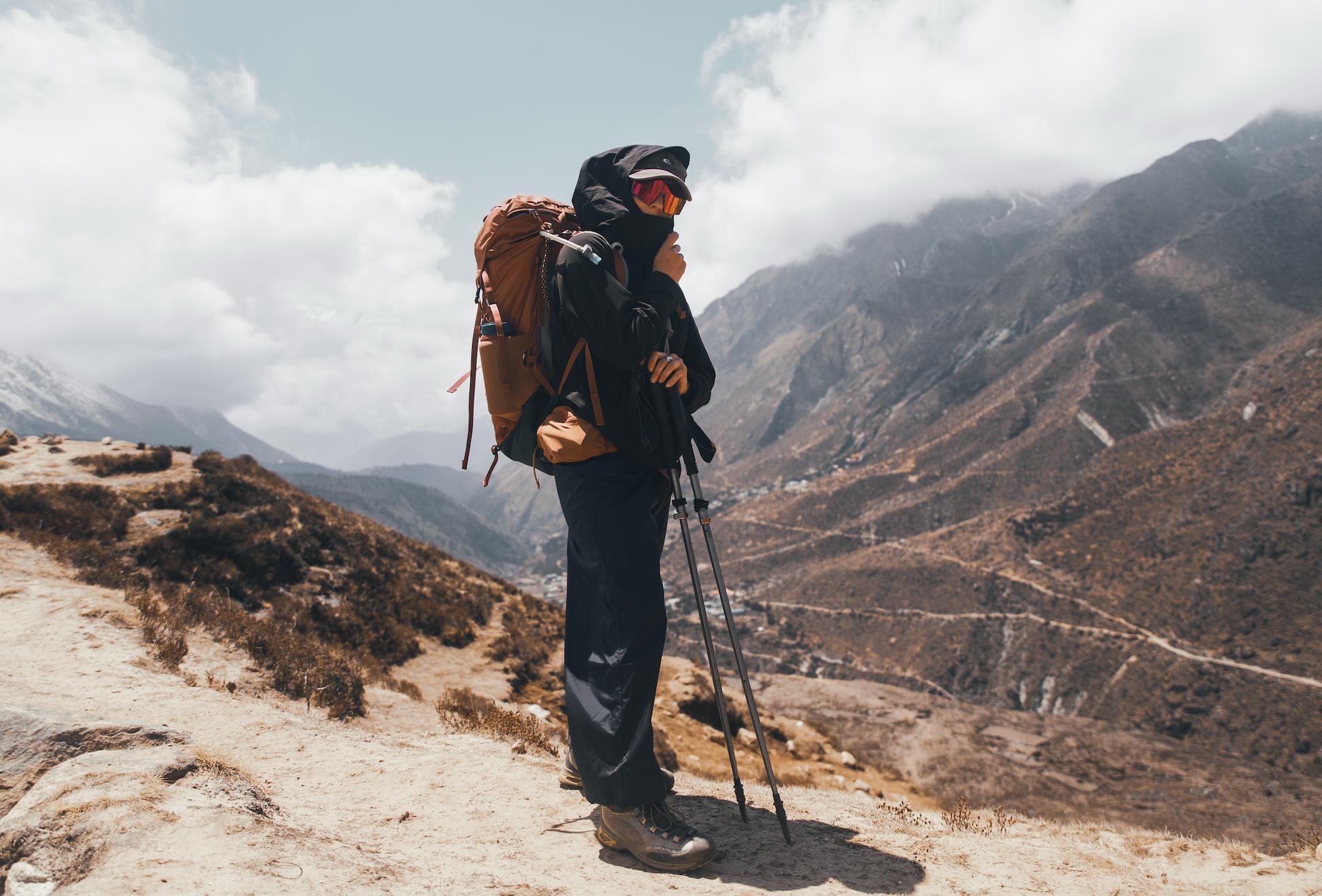 Trekkeuse en marche dans l'Himalaya — préparation du PhotoTrek.