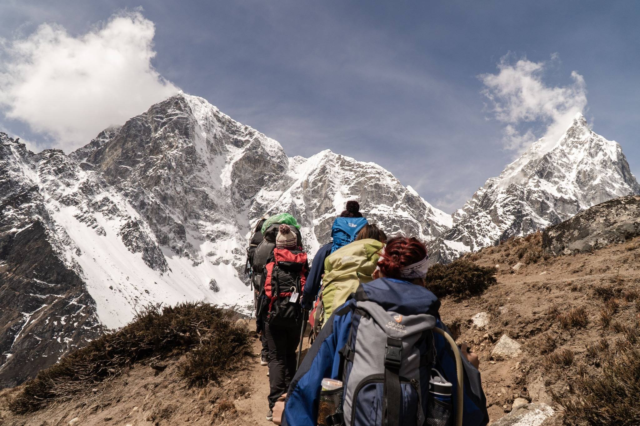Trekkeuses en chemin dans l'Himalaya — trek 100 % féminin Sororando au Manaslu.