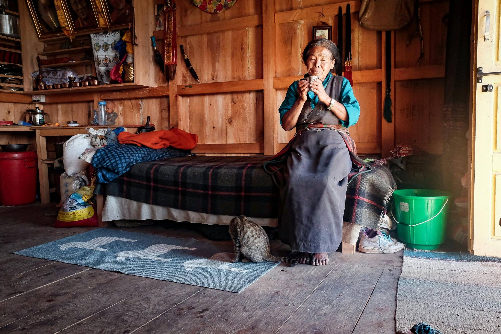 Maison de village himalayen, rencontre avec les habitantes — trek Sororando au Manaslu.