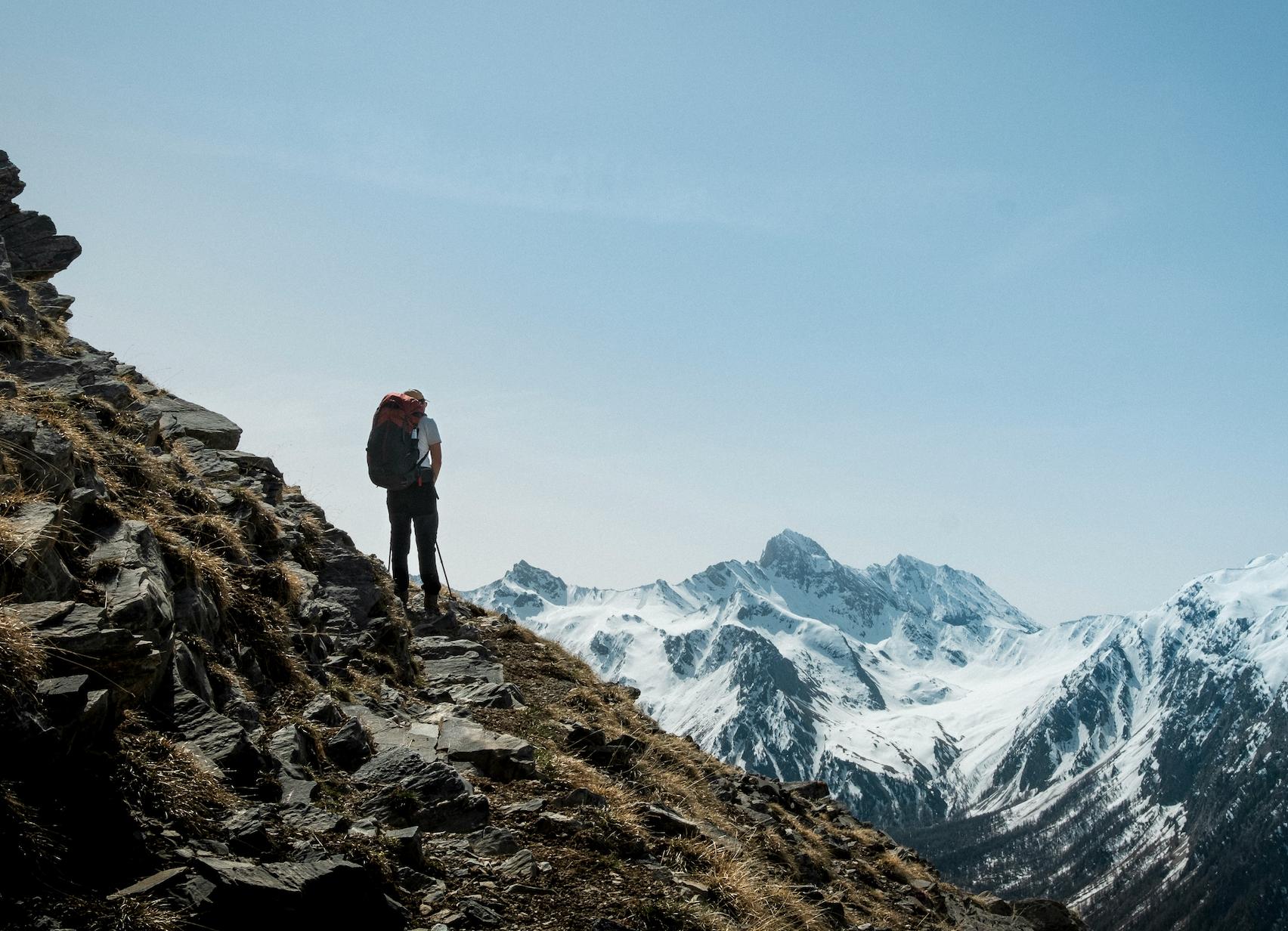 Randonneur sur les crêtes du Solukhumbu vers le Pikey Peak — trek Rebuild au Népal.