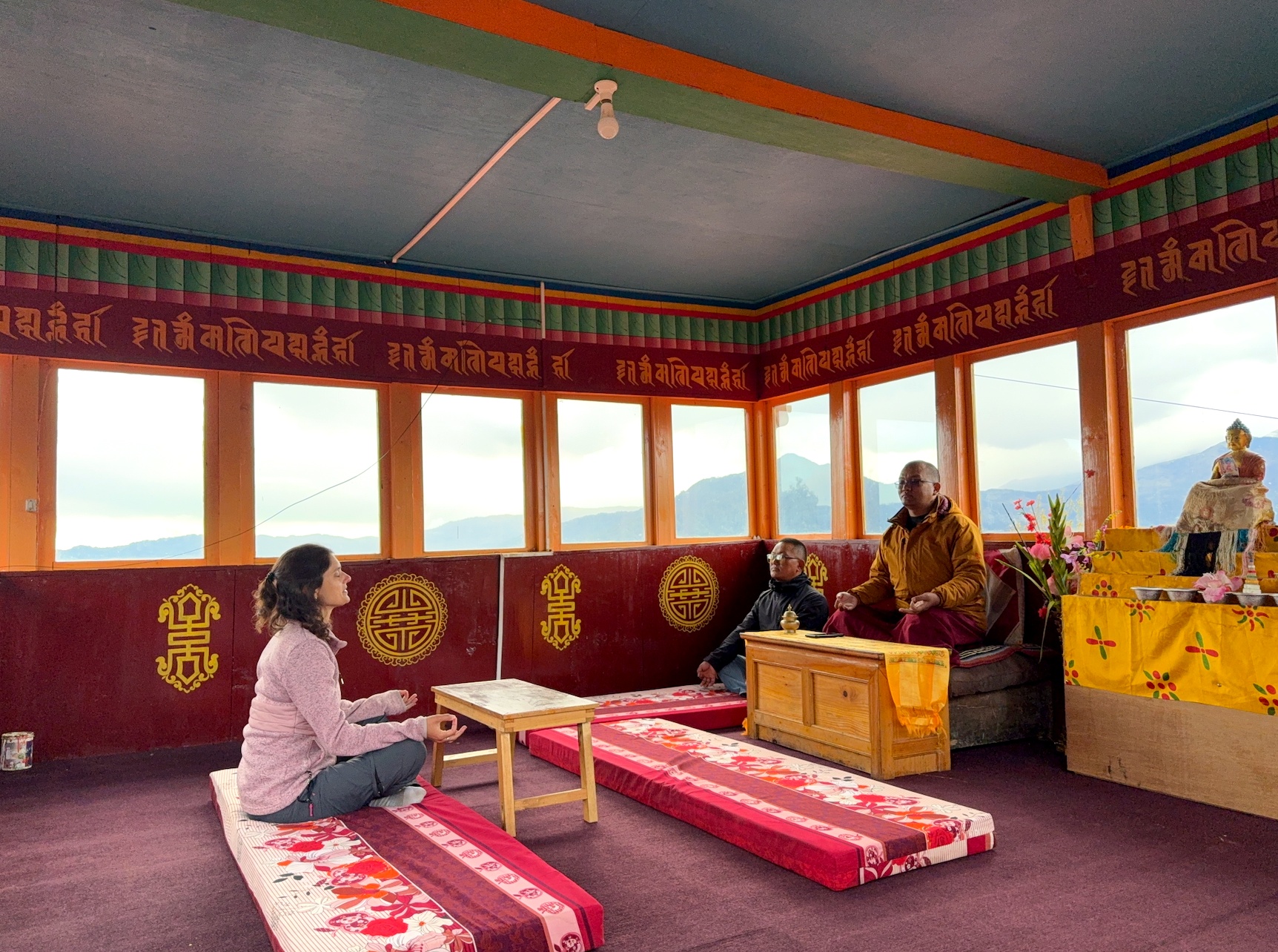 Salle de méditation dans une lumière douce — Namastrek au Népal.
