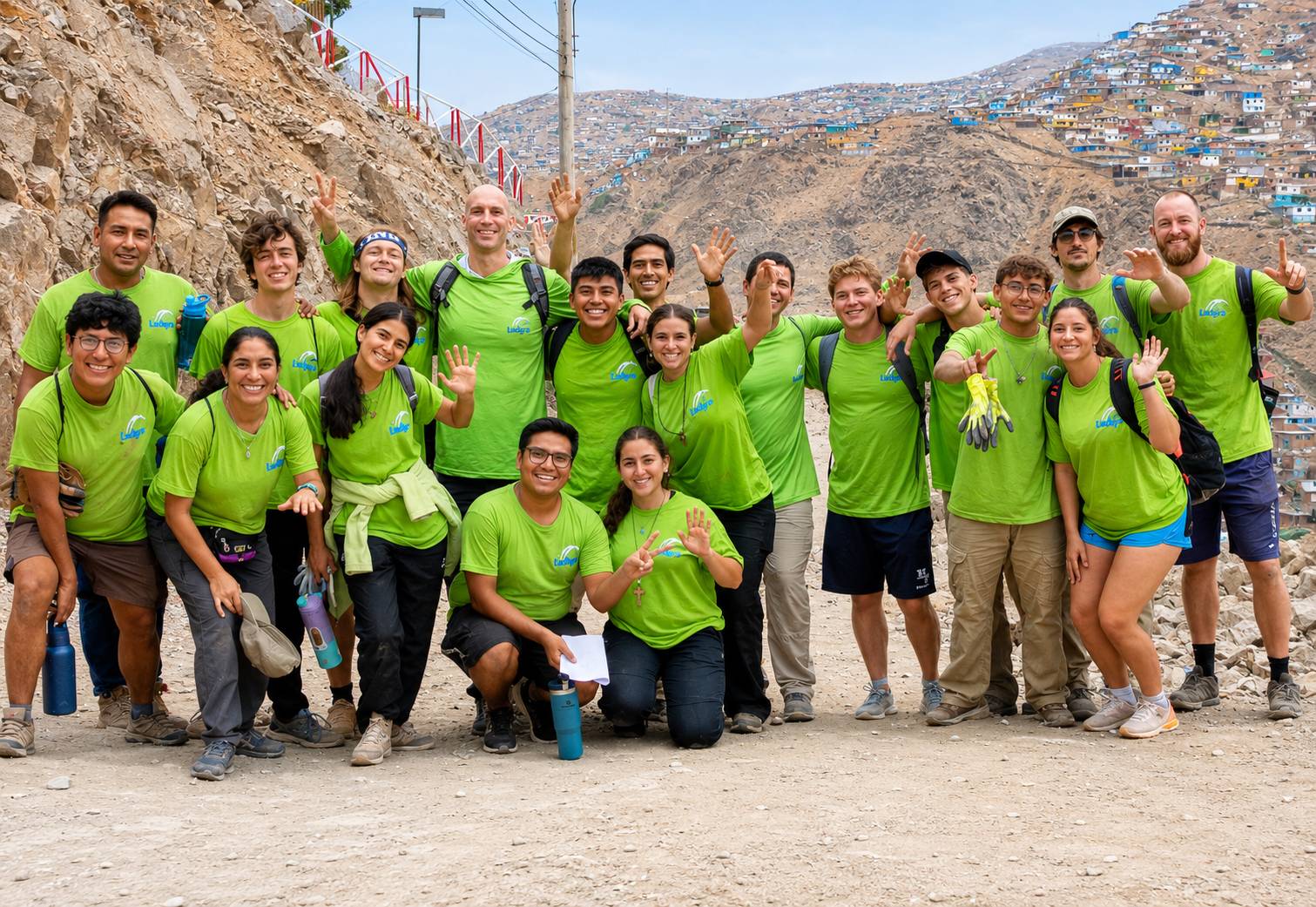 Photo de groupe avec l'association solidaire Bridge Today à Lima — Expédition 6000 au Pérou.