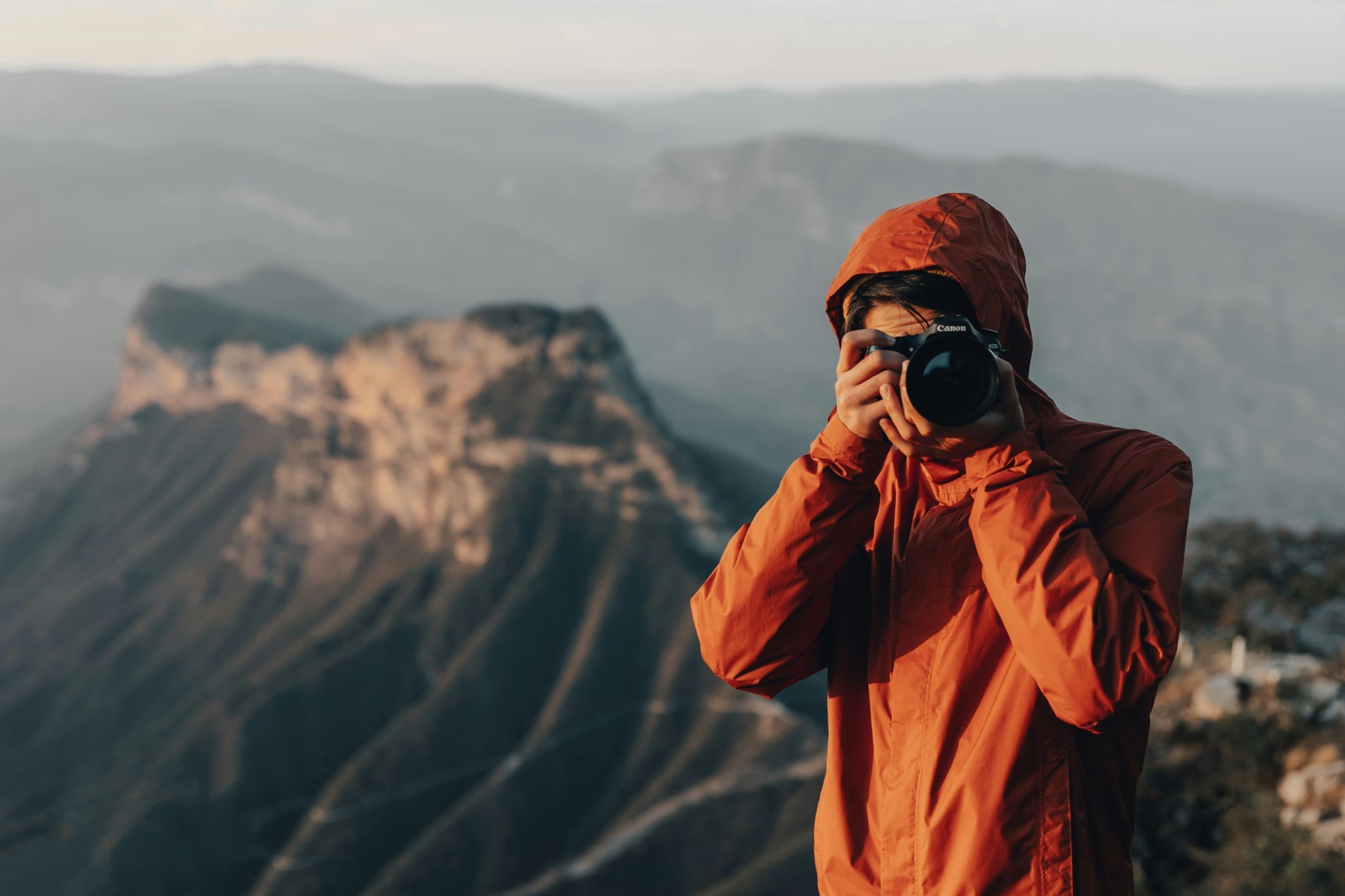 Photographe avec son matériel en montagne — Stage Photo en Conscience.
