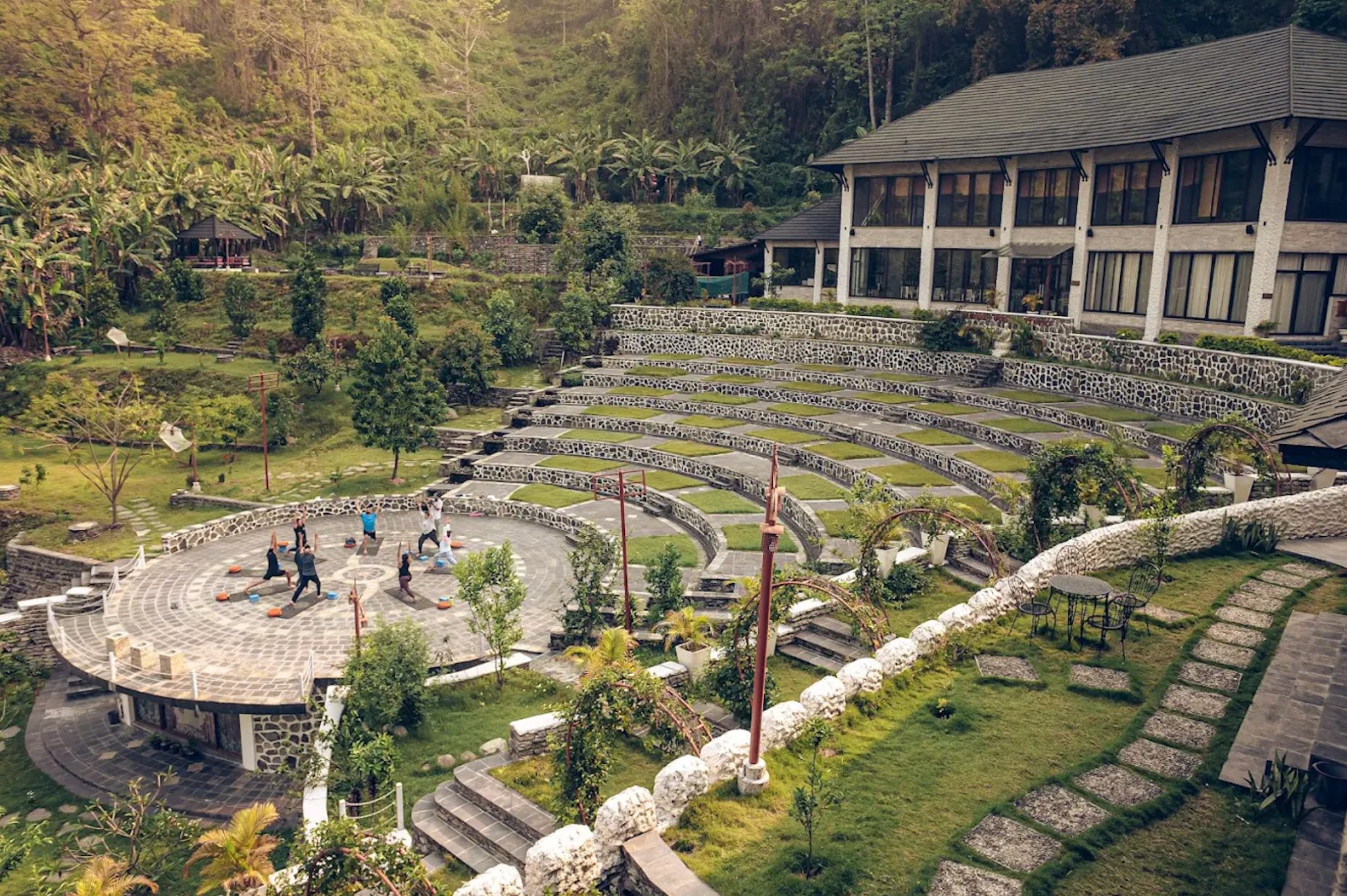 Purna Yoga Retreat au bord du lac Phewa face aux Annapurnas — programme yoga, Yoga Trek au Népal.