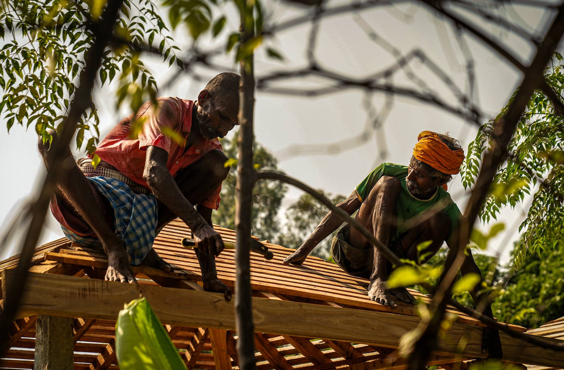 Travail manuel sur un chantier solidaire dans un village du Teraï au Népal — programme Rebuild.