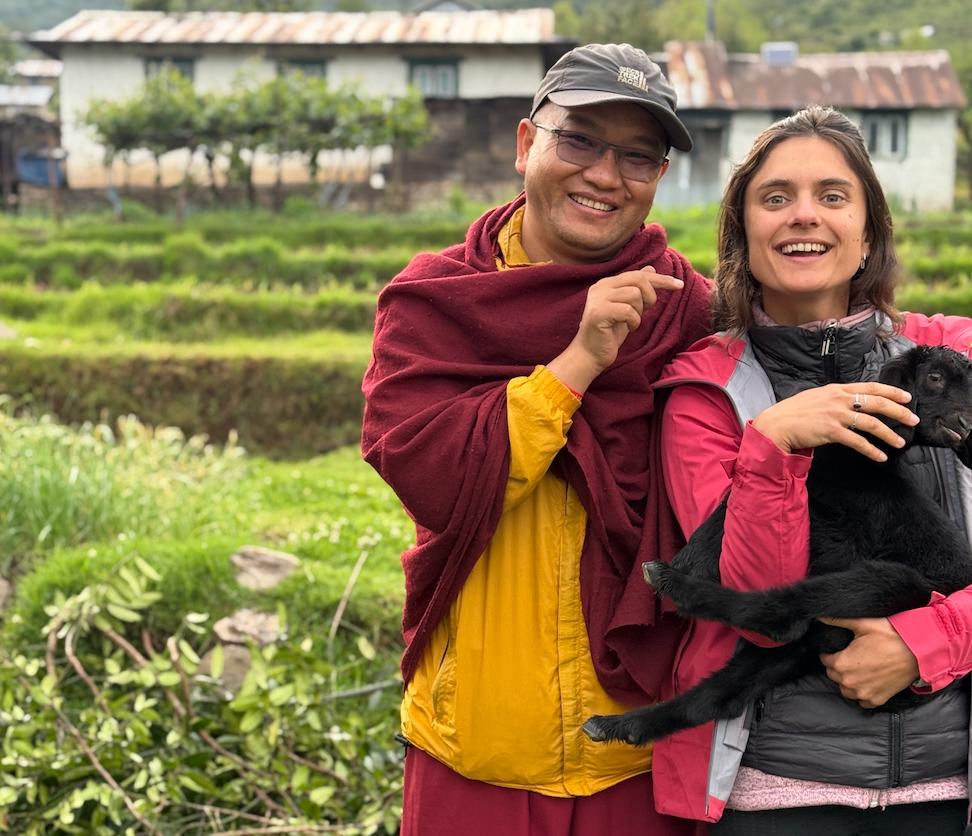 Moine bouddhiste accompagné d'une chèvre au Népal — programme méditation, Namastrek.