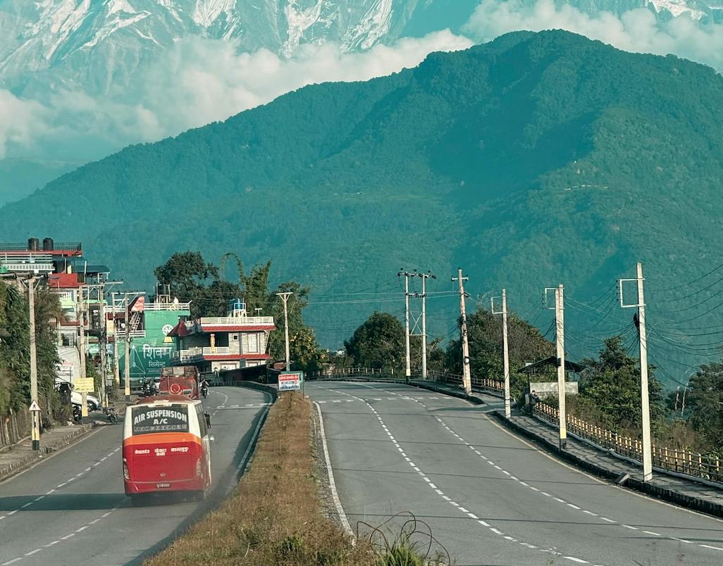 Route de montagne au Népal — transport du PhotoTrek.