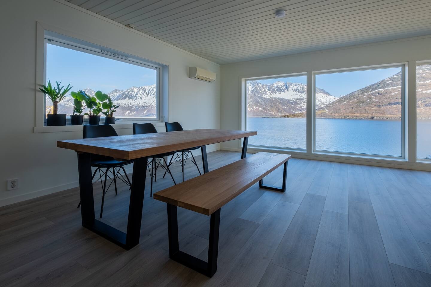 Intérieur chaleureux d'une maison, repas partagé — Stage Photo en Conscience.