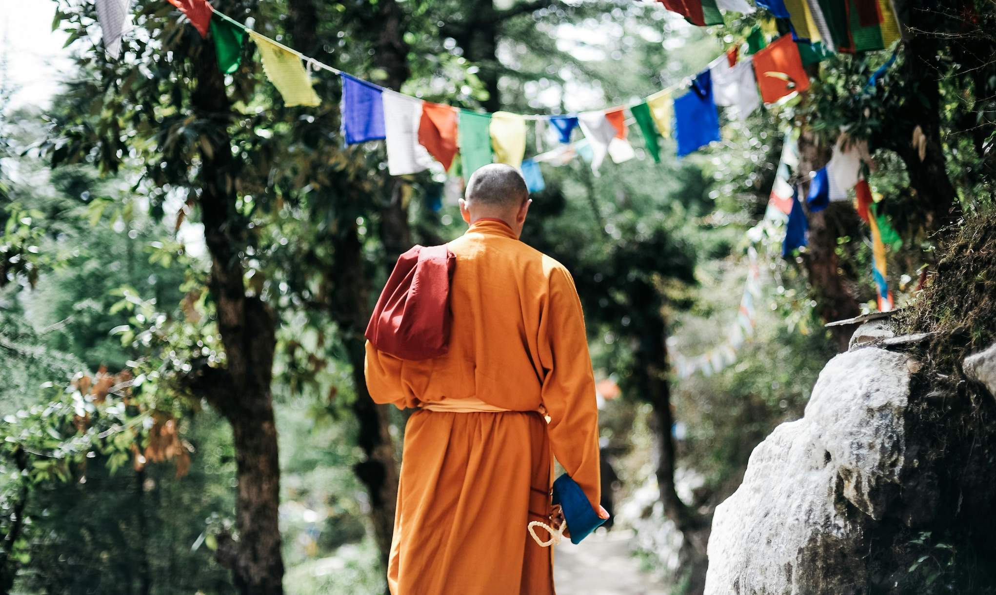 Marcheurs et moine bouddhiste sur un sentier de l'Himalaya au Népal, voyage spirituel en petit groupe
