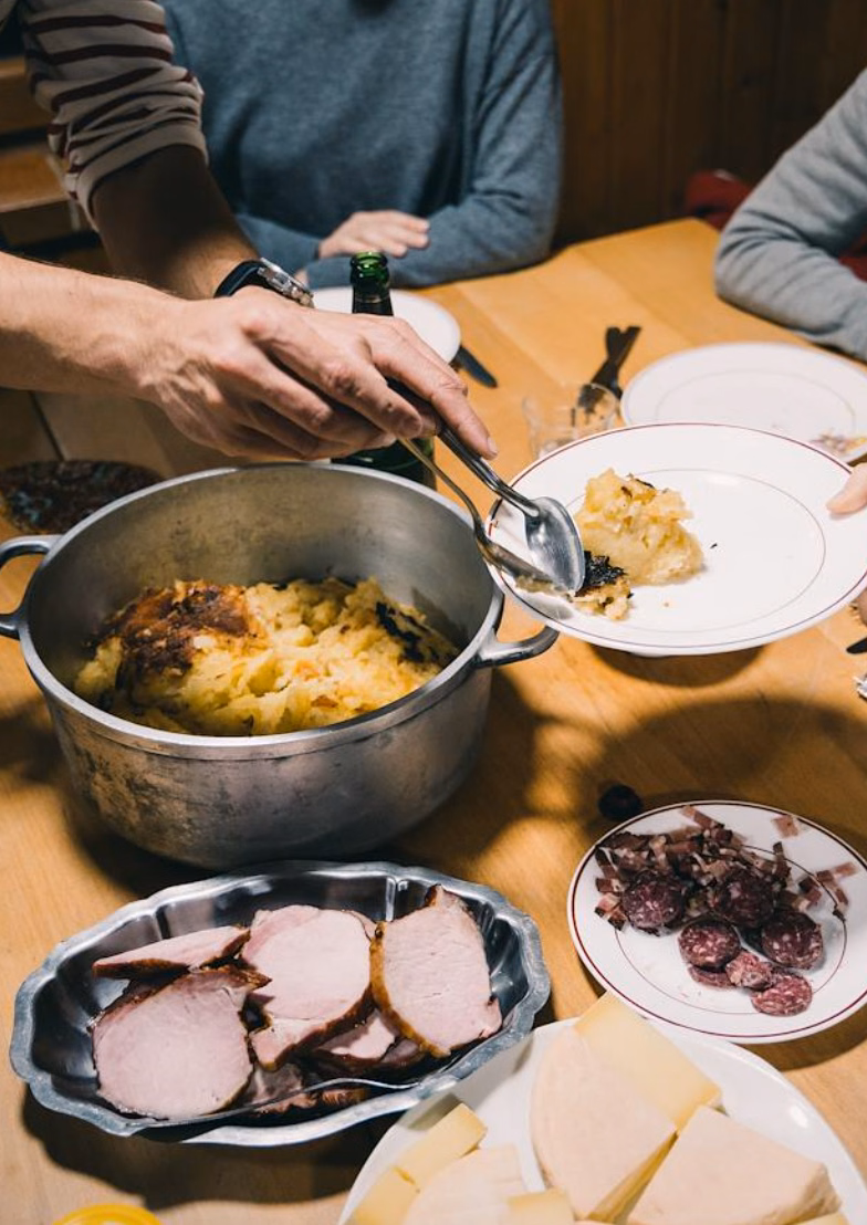 Repas alsacien partagé au refuge, cuisine préparée par Martin, séjour Ça vosges le coup.