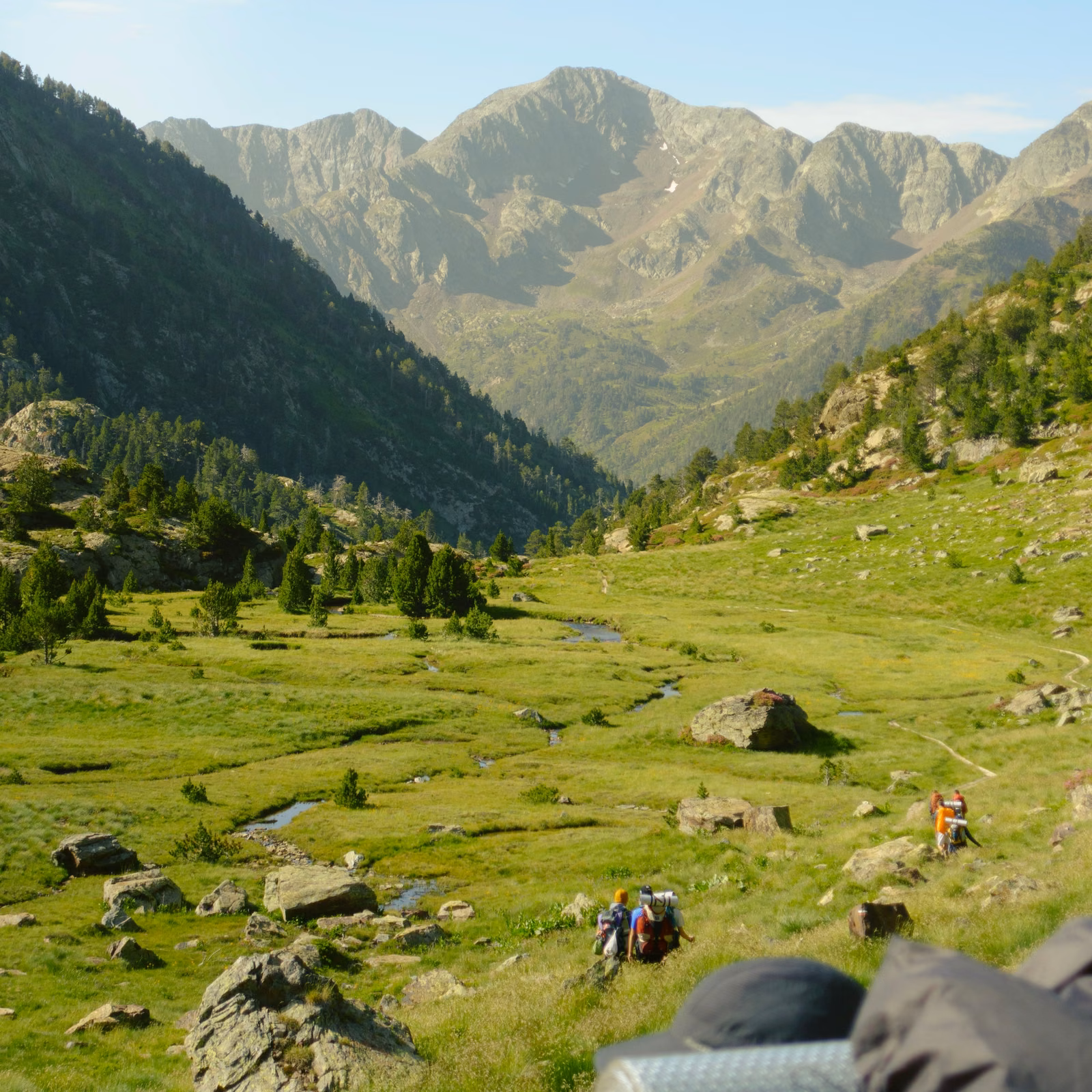 Vallée de montagne verdoyante sous un grand ciel, séjour bivouac Solo mais pas trop.