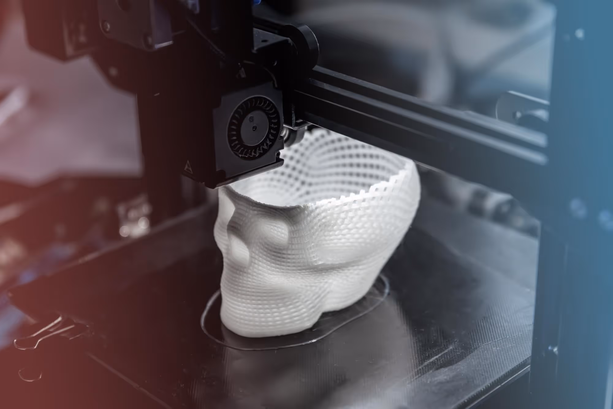 Impresora 3d imprimiendo un objeto parecido a una cabeza humana en 3D