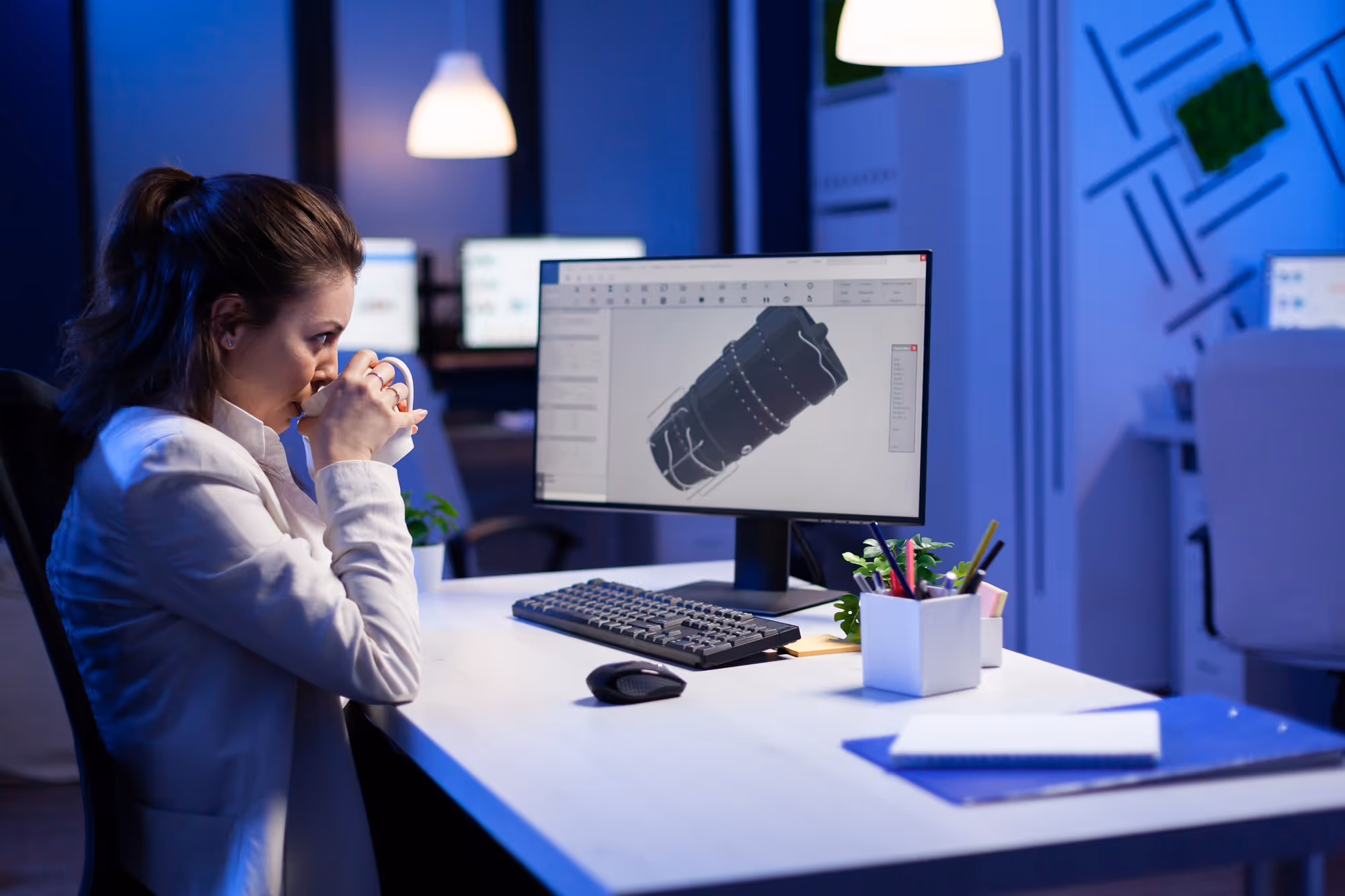 una mujer frente al ordenador diseñando en 3D un prototipo 3D