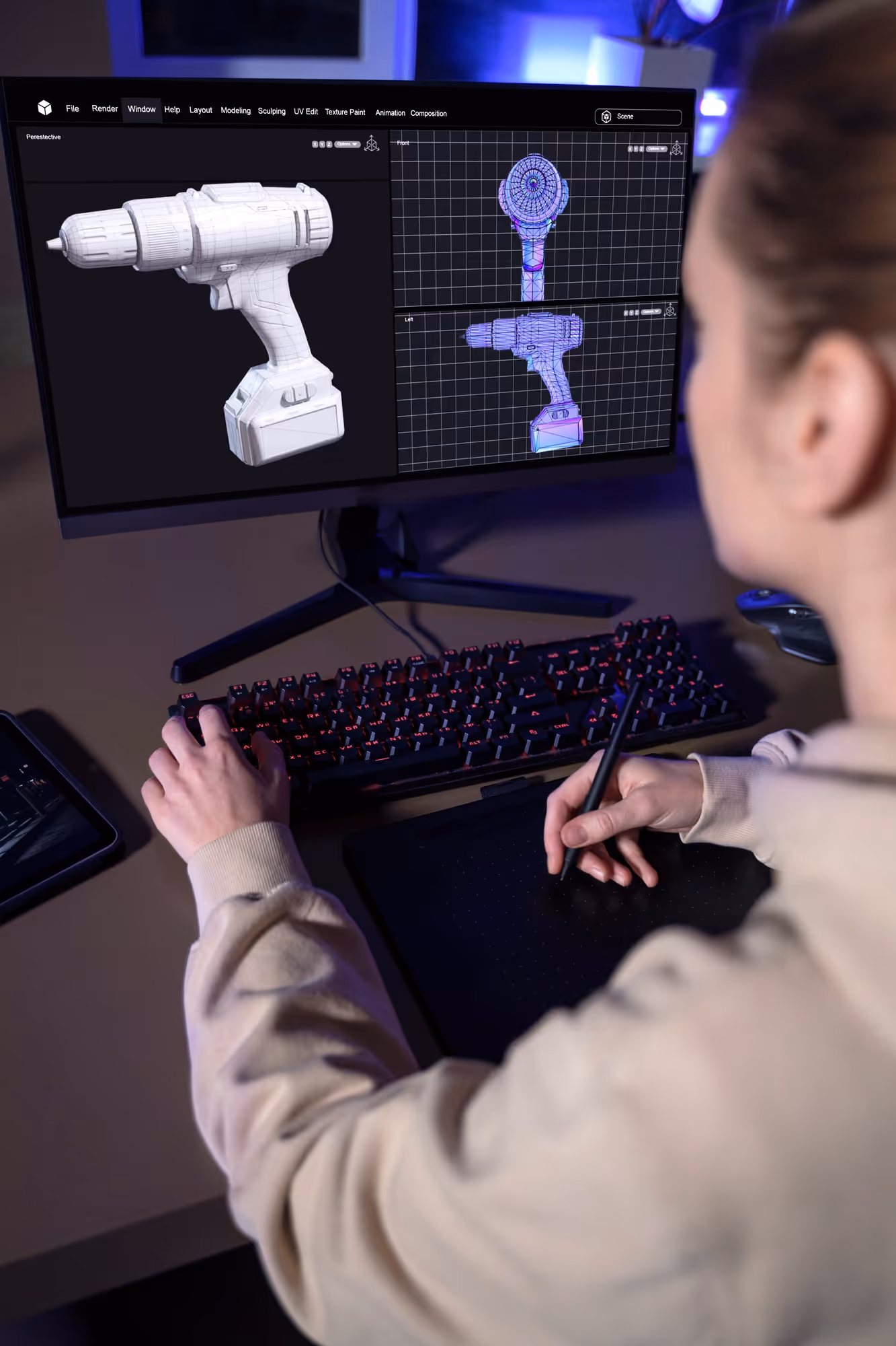 mujer trabajando en modelar un diseño 3d de un prototipo de una herramienta industrial