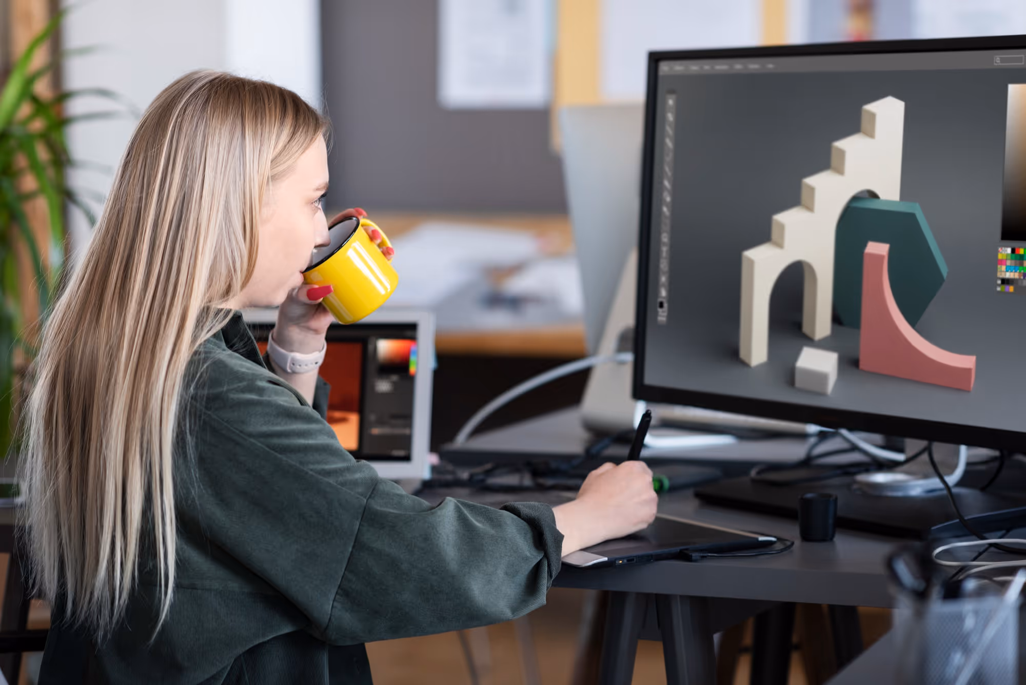 una chica haciendo un diseño 3d profesional para imprimir en 3d