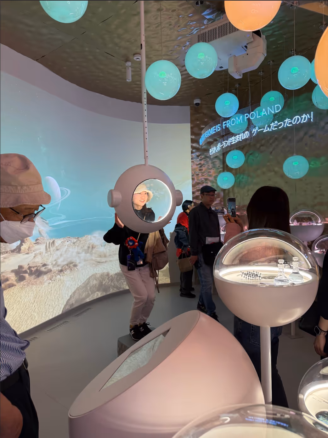 foto del trabajo realizado por prototipalo en la expo de osaka de 2025. Se observa mucho publico disfrutando del stand.